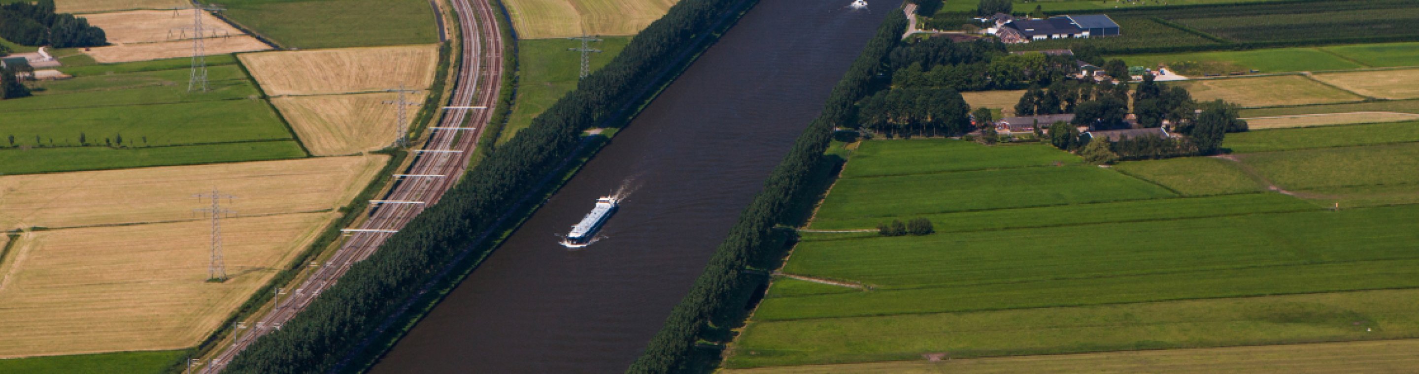 Het Amsterdam-Rijnkanaal, stromend door het landschap rondom Breukelen. 
